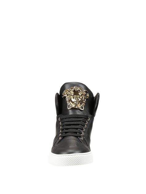 Nuova collezione di sneakers da uomo di Versace su FARFETCH.